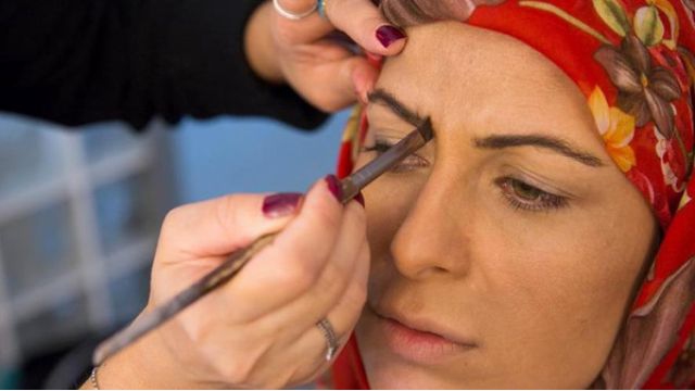 ممثلة تركية تتنكر لتختبر معاناة السوريين في استانبول 