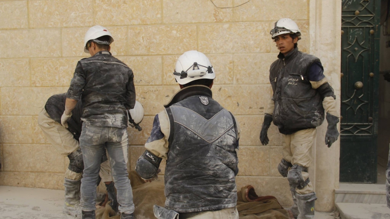 مرة جديدة.. الدفاع المدني تحت القصف في حلب