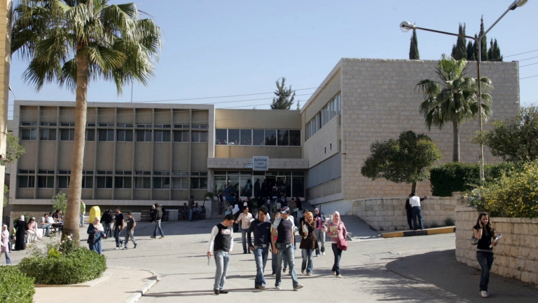 مرسوم بمنح دورة امتحانية إضافية وعام استثنائي للطلبة الجامعيين