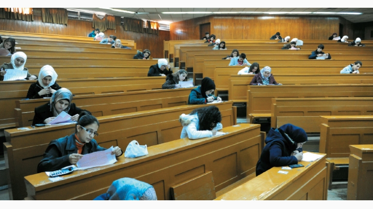 مرسوم بمنح دورات استثنائية وعام استثنائي لطلاب جامعيين مستنفذين