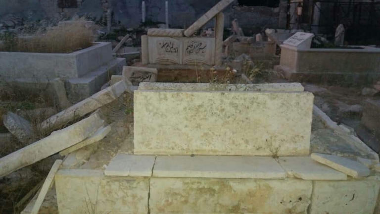 مصادر محلية تنفي لروزنة تعرض قبورٍ في مدينة سراقب للتحطيم