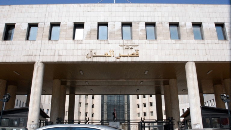 مسؤول نقابي يعترف بفساد القضاء في سوريا..ما علاقة الفروع الأمنية بذلك؟