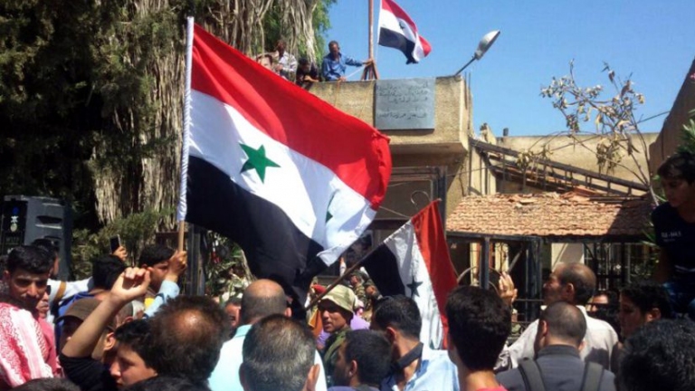 مسرحية للنظام في خان شيخون تجبر المدنيين الخروج في مسيرات مؤيدة