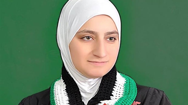 ناشطة سورية تتسلم جائزة دولية لوقوفها مع 