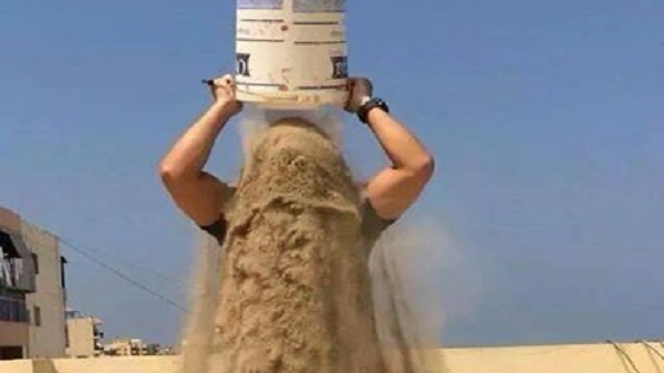 ناشطو حلب في تحدي دلو التراب