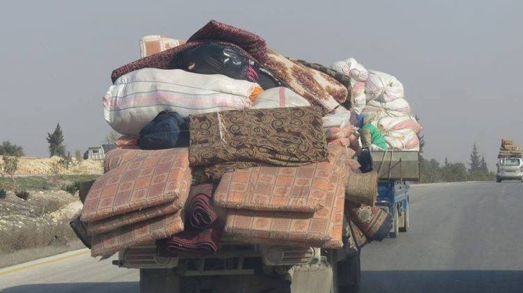 نزوح ألف عائلة من ريف إدلب إلى المخيمات الحدودية