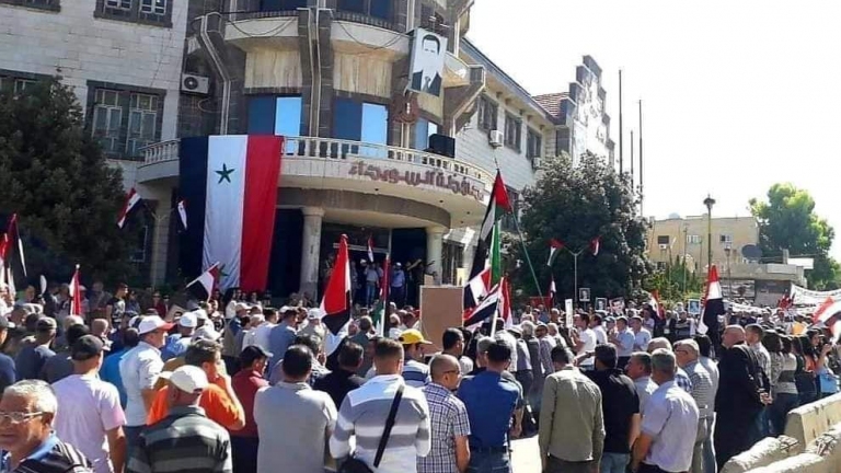 شوارع السويداء تشهد خلافاً على بشار الأسد