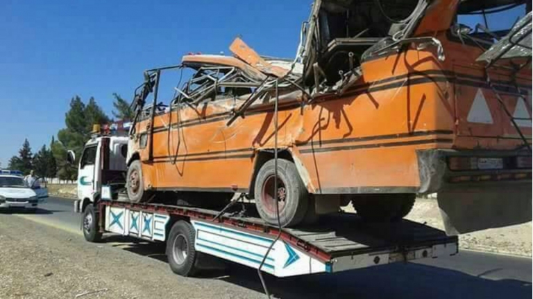 وفاة 3 أشخاص بانقلاب حافلة على طريق حمص -السلمية