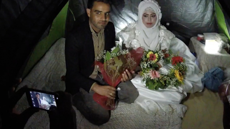 وسط رحلة اللجوء.. زفاف لعروسين سوريين!