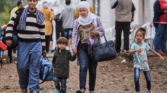 داخلية ألمانيا تصف الخلاف مع ميركل بشأن اللاجئين بالخطير