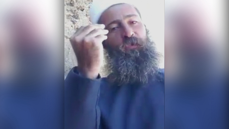 رجل يتنبأ بحدوث زلزال مدمر في المنطقة ويحدد موعده!
