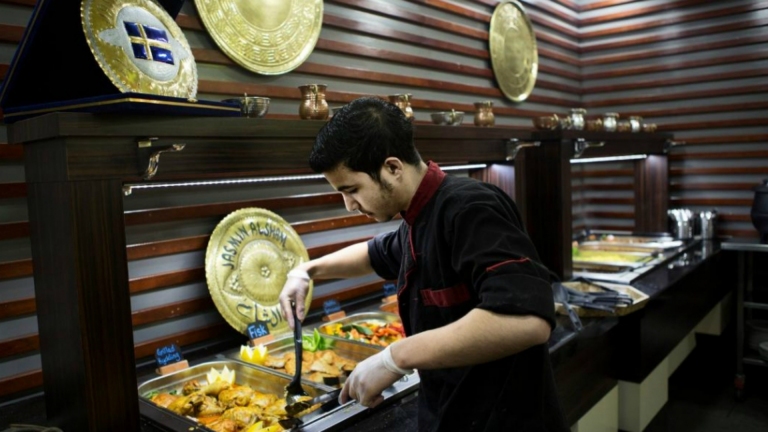 رمضان السوريين في أوروبا...مأكولات شعبية وفوانيس تضيء عزلتهم
