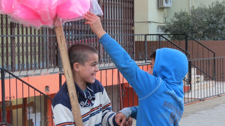 رسالة يحملها بائع غزل البنات في الريحانية 