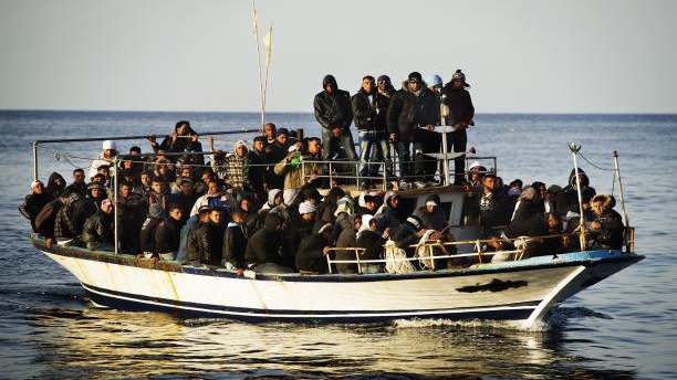 سفينة اسبانية تنقذ 400 مهاجر معظمهم من السوريين
