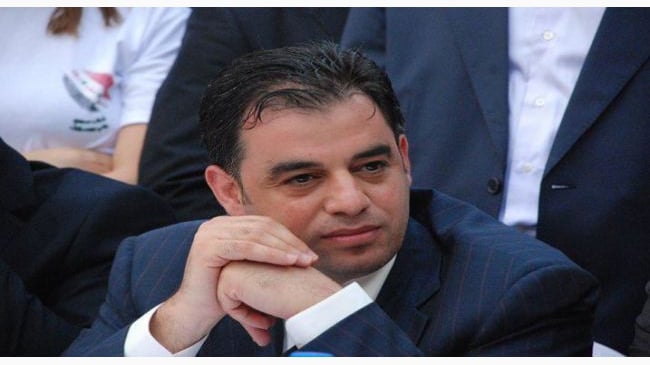 صخر إدريس : ياسر قشلق يتملق النظام إلى حد مسح الأحذية 