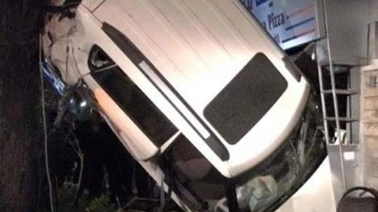 سيارة تدخل إلى محل بيتزا في دمشق!