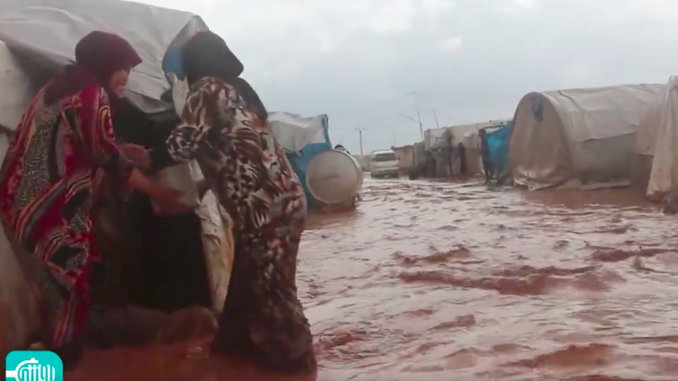 سيول من الأمطار تغرق خياماً يقطنها نازحون بريف حلب 