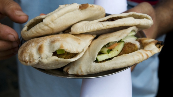 Syrian restaurant in Cairo attracts Egyptians and Sudanese!