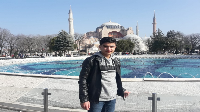 طالب سوري يحقق العلامة الكاملة في امتحانات الشهادة المتوسطة في تركيا