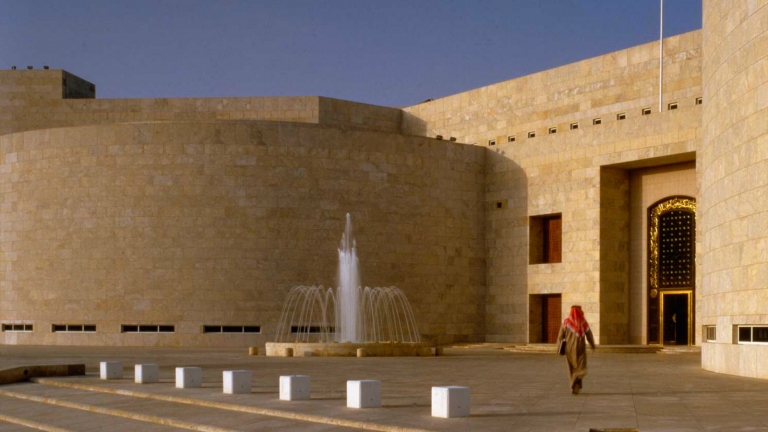 تضارب الأنباء حول تغيير السعودية موقفها من الأسد