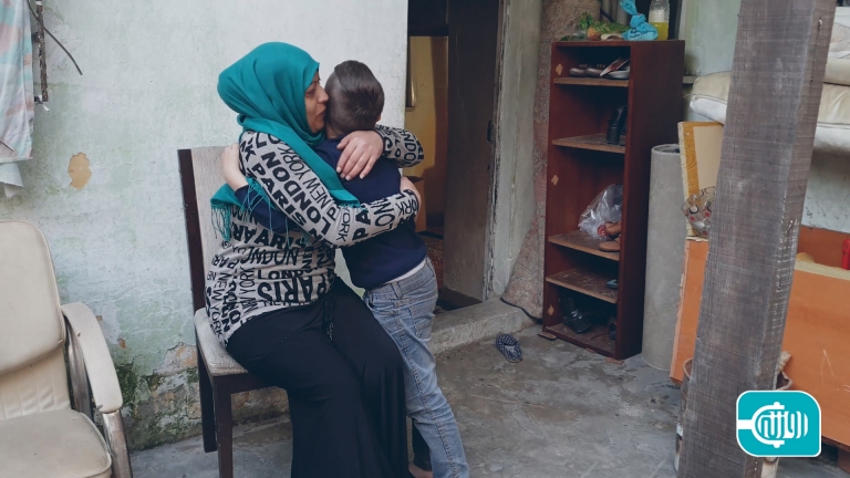 تُفضِّل تعبئة السجائر على مد يدها طلباً للمساعدة
