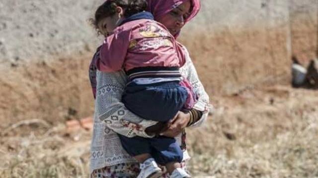 طفلة مكبّلة بالسلاسل في درعا..والفاعل والدها!!