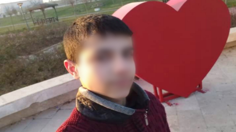 طفل سوري يتعرض للطعن والسرقة في غازي عنتاب التركية (فيديو)