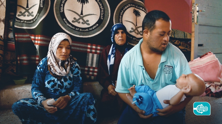 طفلة تولد نازحة... من أم كفيفة وأب مريض بمتلازمة داون