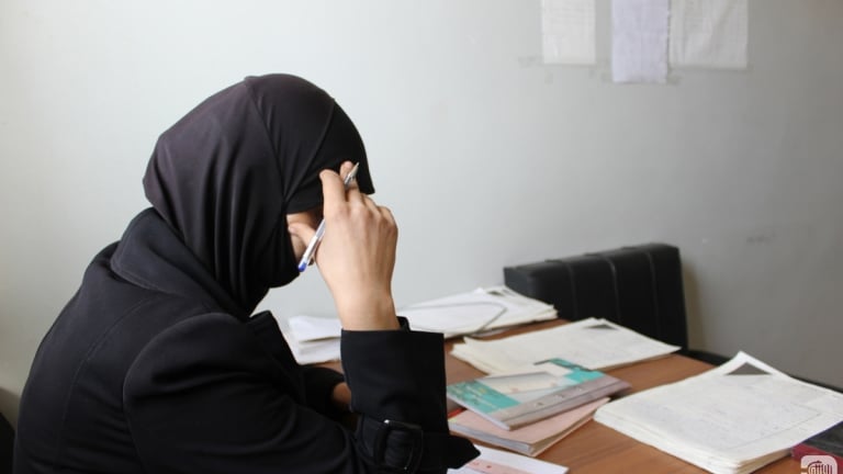 ذهبت لزيارة زوجها.. فاعتقلت!