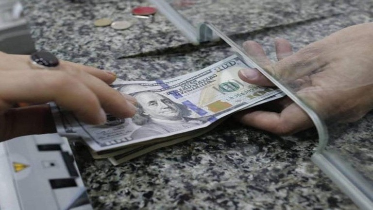 تحويلات اللاجئين والمغتربين... الرمق الأخير لليرة السورية. 