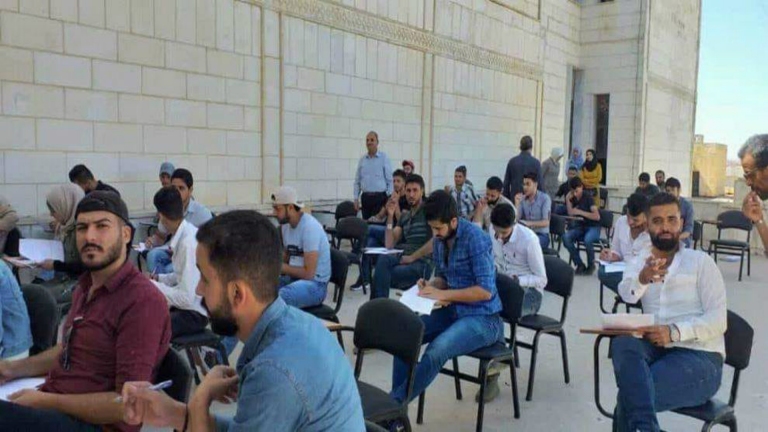 طلاب درعا يقدمون الامتحان الجامعي تحت الشمس... ورئيس الجامعة ينفي