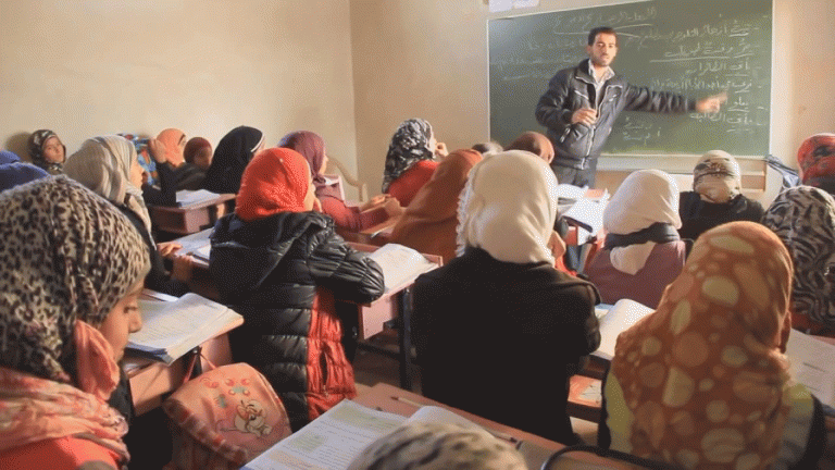 طلاب مخيم أطمة يواجهون 