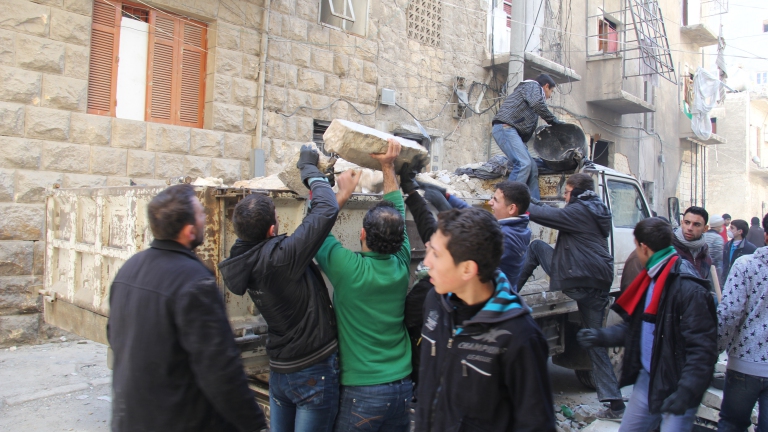 طلاب متطوعون لرفع الأنقاض في حلب