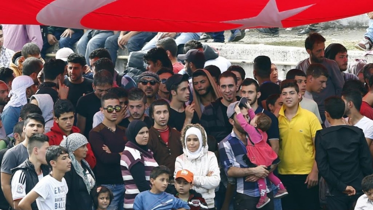 تركيا تعلق ترحيل السوريين الذين لا يملكون حماية مؤقتة إلى بلدهم