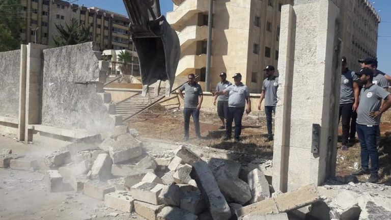 زوال الضرورات الأمنية..جامعة حلب تهدم سورها الاسمنتي