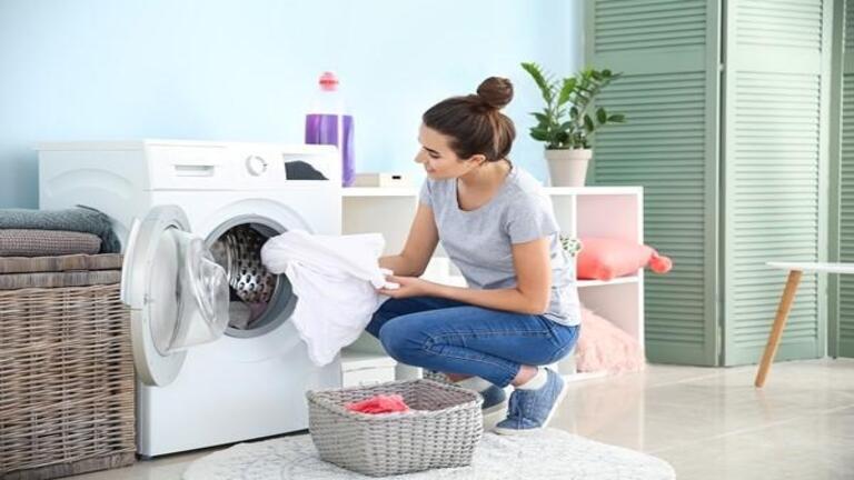 نصائح تسهل عليك تنظيف الألبسة والأحذية والحقائب