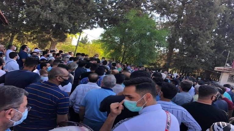 موظف بإحدى مراكز كورونا يهدد مواطنة: لا تعيطي صوتي أعلى!