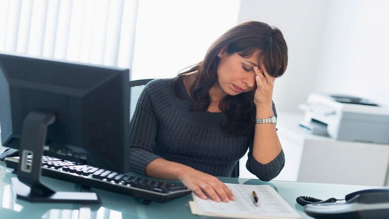 مخاطر النظر المستمر للأجهزة الذكية… قد تؤدي إلى جفاف العين