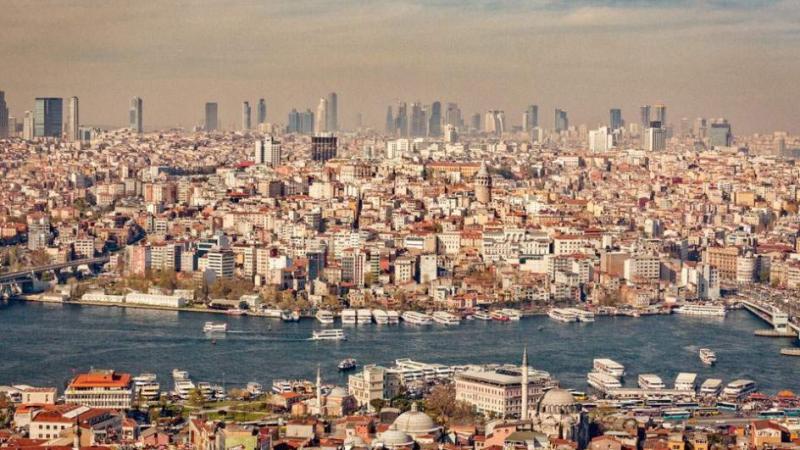 أم تبحث عن طفلتها المفقودة في اسطنبول