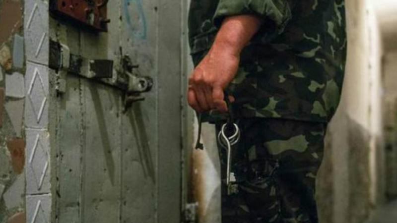 السجّان... أربعة أسابيع كافية لتحويله الى وحش 