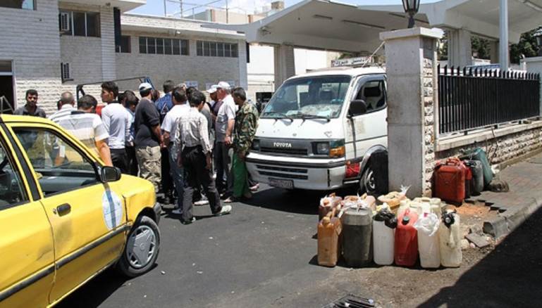 تخفيض كمية البنزين الشهرية لتعبئة السيارات في سوريا