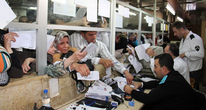 موظفو الرقة... النظام يدفع ولكن