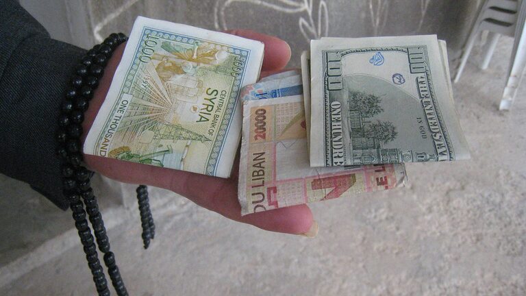 دمشق: هبوط جديد لليرة السورية وسط أزمات معيشية مستمرة