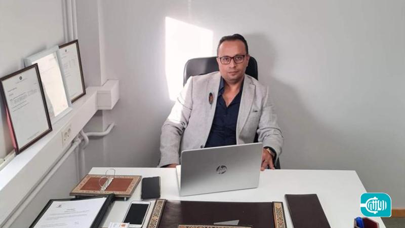 محام سوري يتطوع لخدمة السوريين في السويد