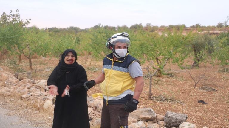 ضحايا بقصف لطائرات مسيّرة أثناء قطاف الزيتون في إدلب
