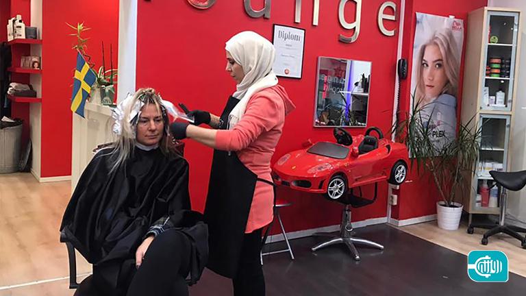 السويد: سيدة سوريّة تحقق شهرة وتميّز بمهنة تصفيف الشعر 