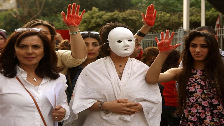 ما هو دور المجتمع في حماية النساء المُعنّفات؟