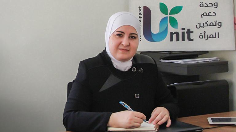 نيفين حوتري... مُهجرة من دوما تُمكن السوريات سياسياً في الشمال