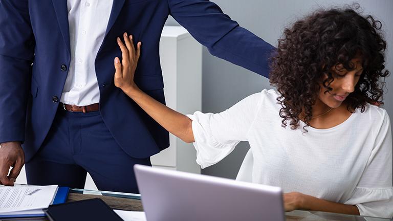 لماذا لا يساند الرجال المرأة عندما تفضح المتحرش؟