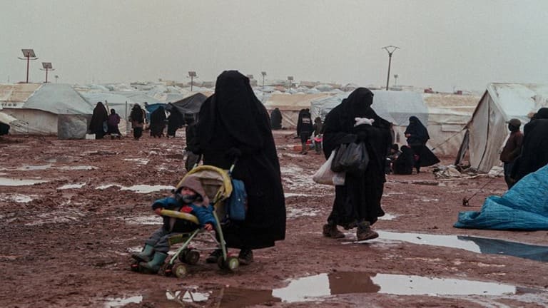 باريس تستعيد أطفال فرنسيين من مخيمين شمال شرقي سوريا